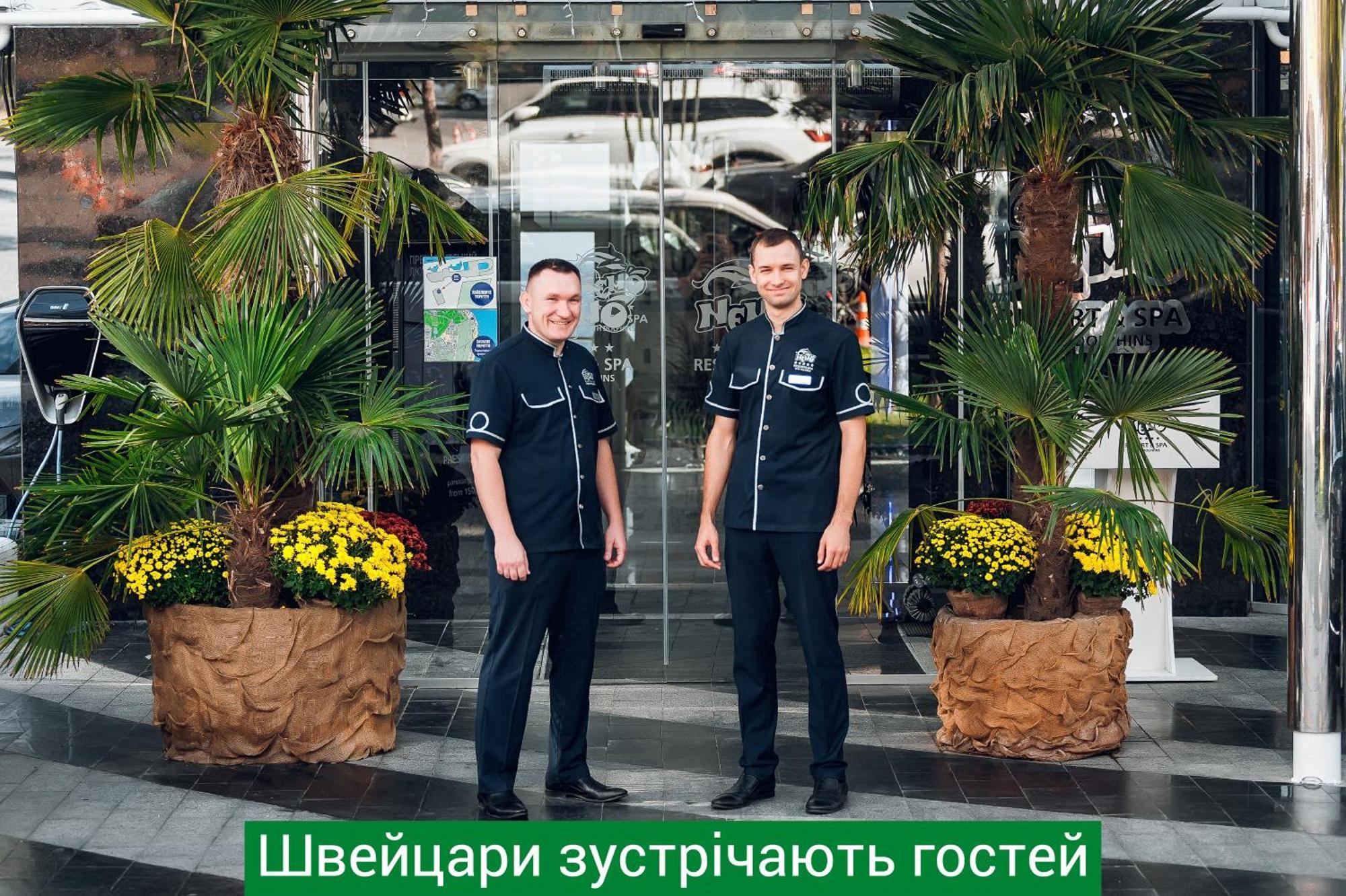 Nemo Hotel Resort & Spa Oděsa Exteriér fotografie Concierge at the entrance of a hotel in Kiev, Ukraine